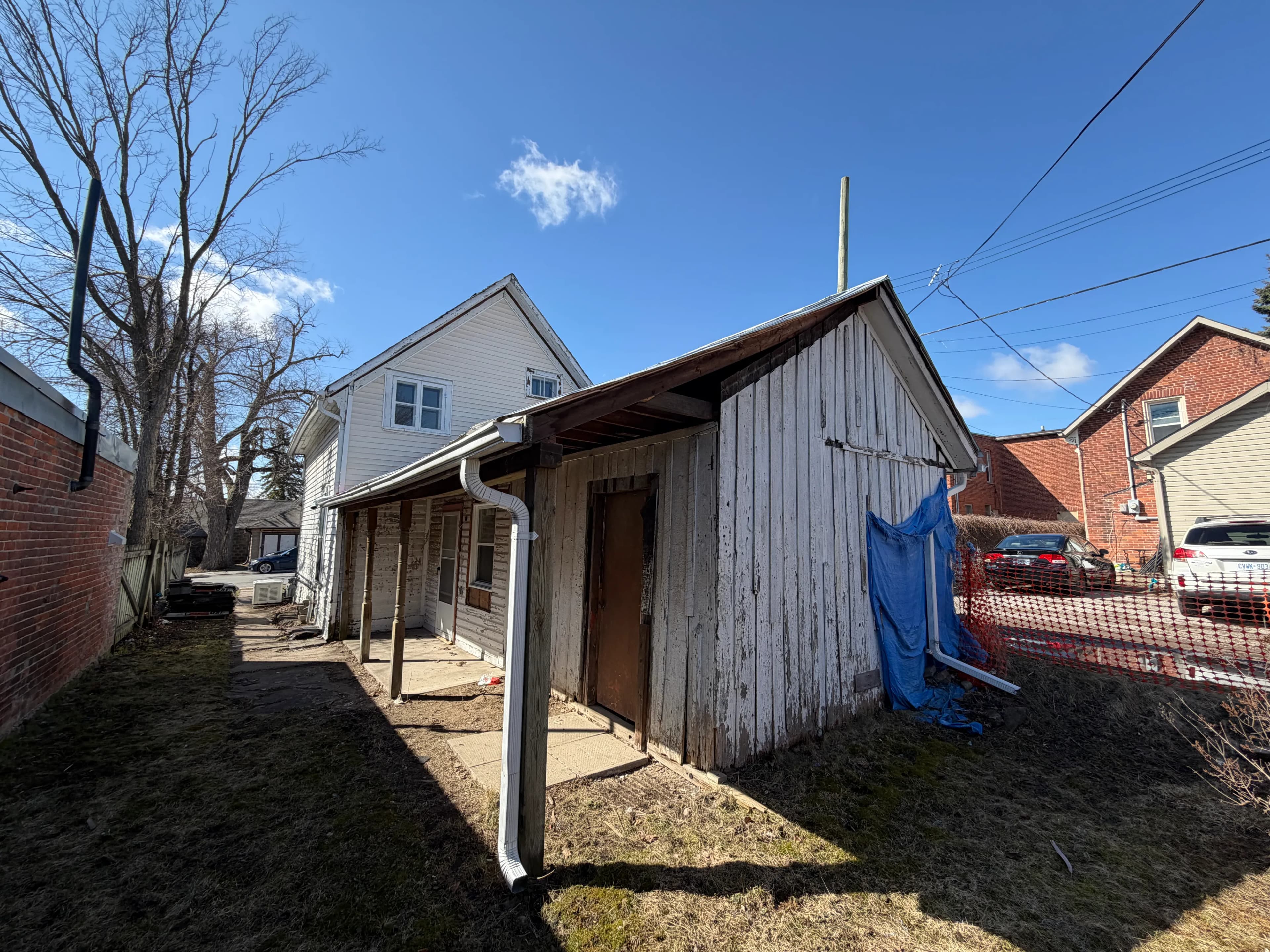Cash home purchase, Airdrie, Alberta Detached home on a mature Airdrie, Alberta street — the kind of older or condition-flagged build Canadian Home Buyers purchases for cash, as-is.