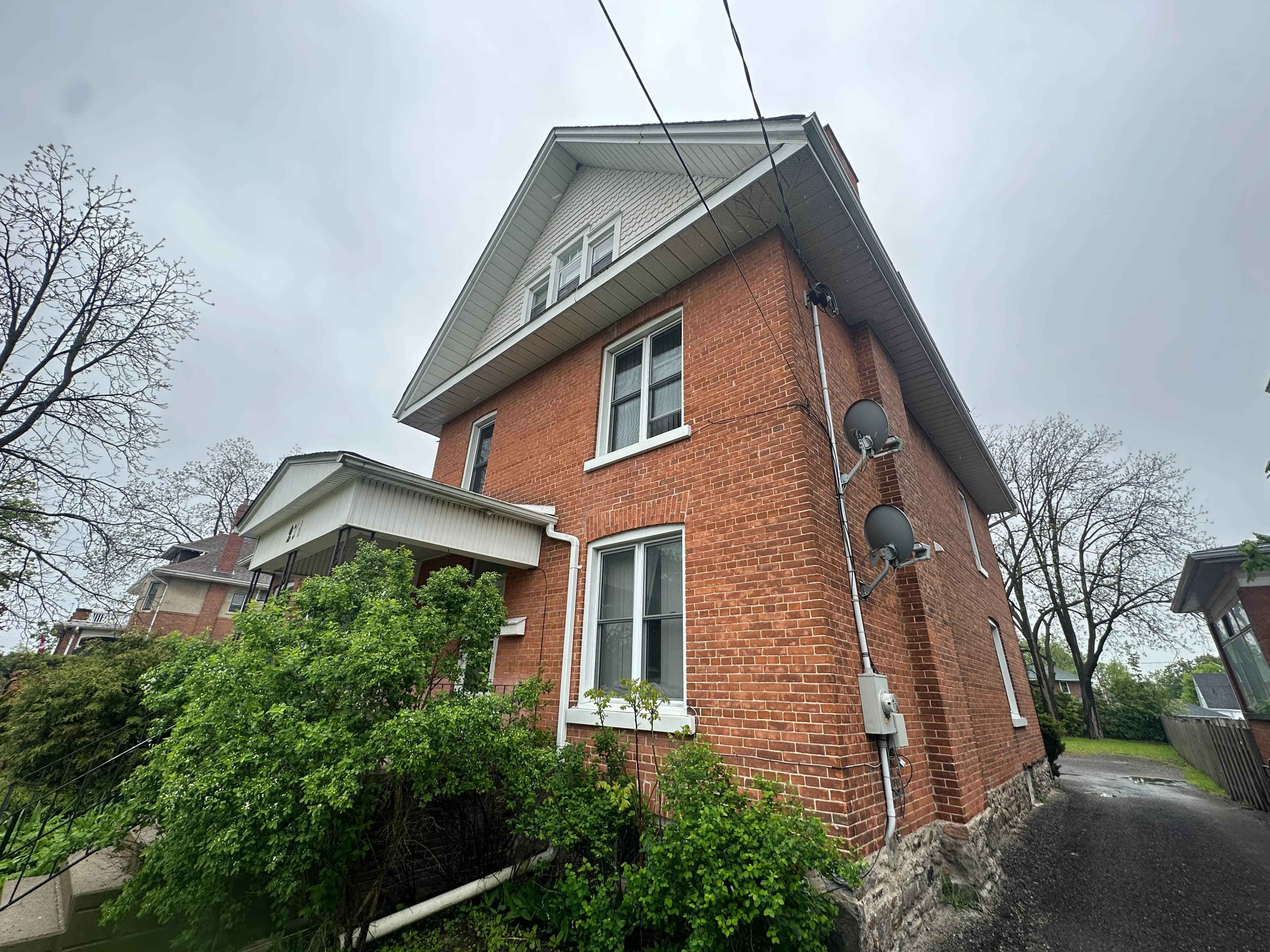 Cash home purchase, Aurora, Ontario Aurora, Ontario home recently purchased by Canadian Home Buyers — closed as-is in cash through a licensed Ontario real estate lawyer.