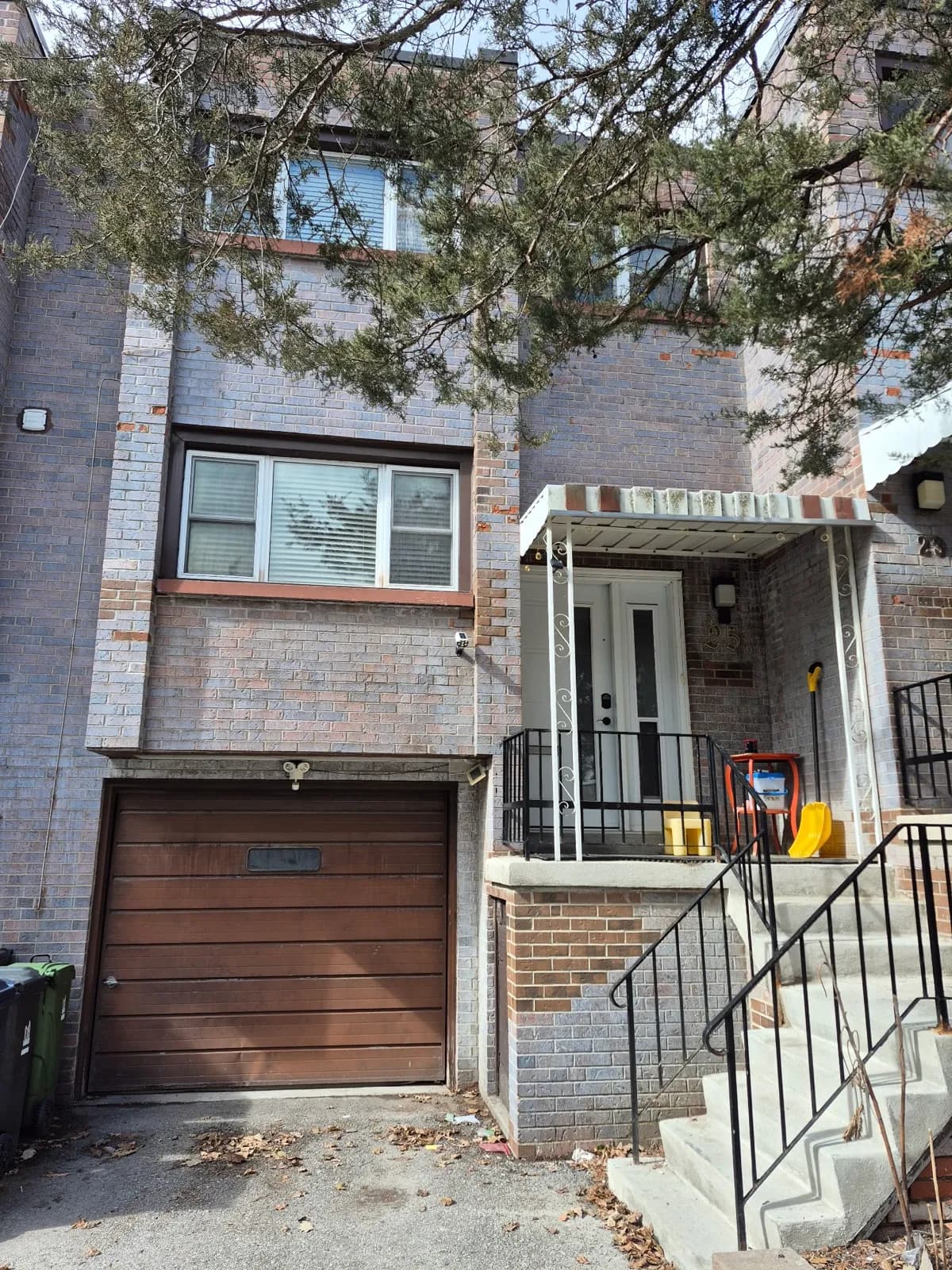 Cash home purchase, Burlington, Ontario Brick Burlington, Ontario townhouse with attached garage and covered front porch — the kind of as-is home Canadian Home Buyers purchases for cash and closes through a licensed Ontario real estate lawyer.