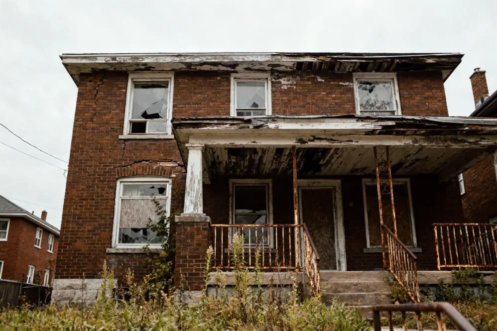 Cash home purchase, Collingwood, Ontario Detached home in Collingwood, Ontario — the kind of downtown Collingwood, Cranberry Resort, Lighthouse Point, or Pretty River-area property Canadian Home Buyers purchases for cash, as-is.