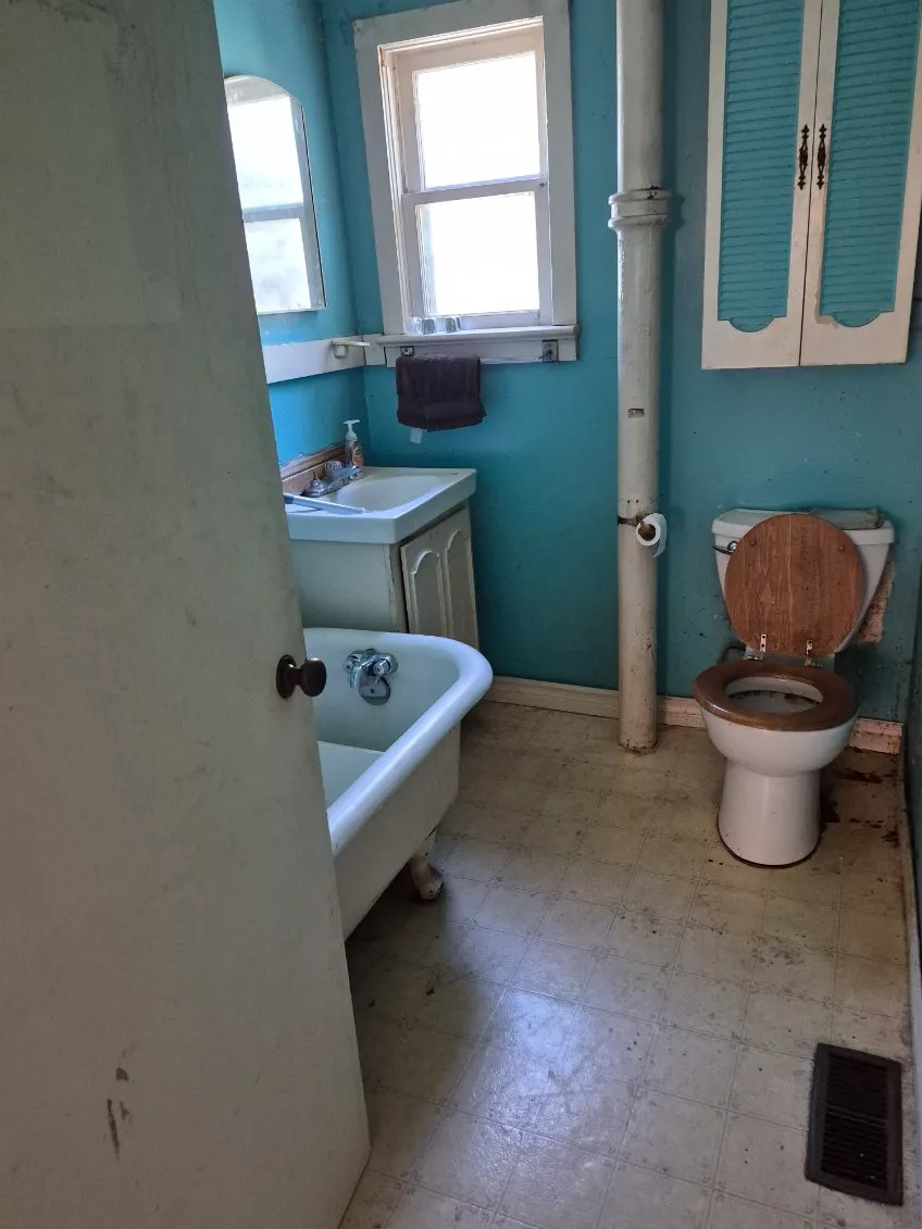 Cash home purchase, Hamilton, Ontario Hamilton, Ontario home recently purchased by Canadian Home Buyers — closed as-is in cash through a licensed Ontario real estate lawyer.