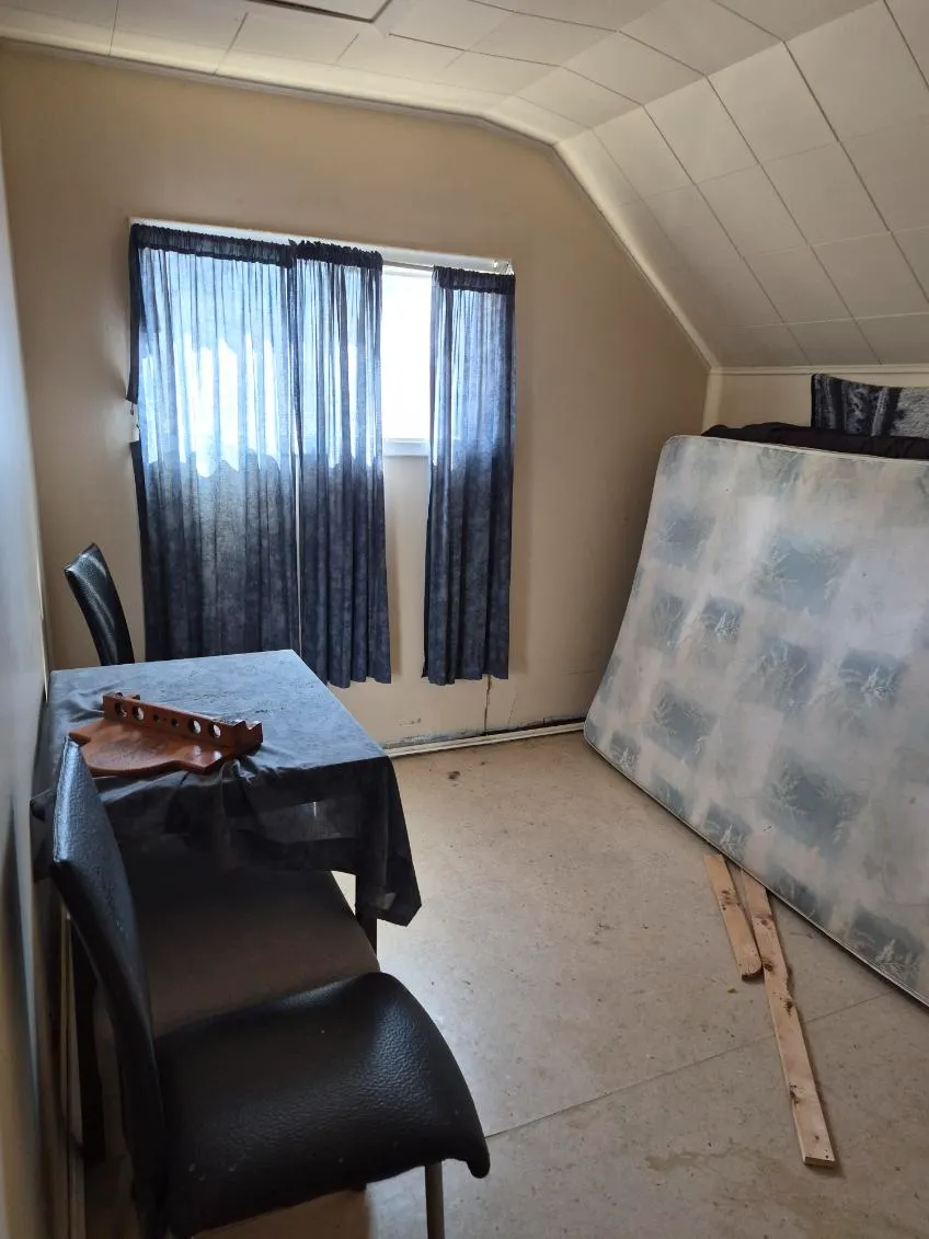 Cash home purchase, Hamilton, Ontario Detached home on a Hamilton, Ontario street — the kind of Lower City, Mountain, Ancaster, or Stoney Creek property Canadian Home Buyers purchases for cash, as-is.