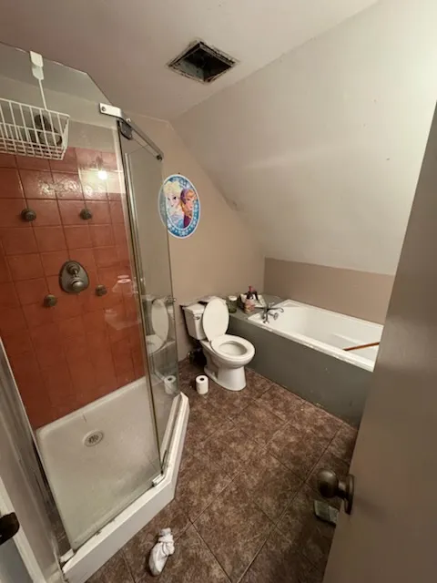 Cash home purchase, Niagara Falls, Ontario Detached home on a Niagara Falls, Ontario street — the kind of Stamford, Drummondville, Chippawa, or Mount Carmel property Canadian Home Buyers purchases for cash, as-is.