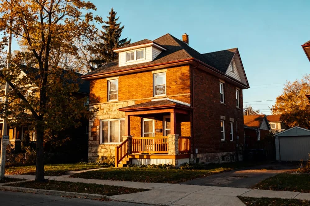 Cash home purchase, Oakville, Ontario Oakville, Ontario home recently purchased by Canadian Home Buyers — closed as-is in cash through a licensed Ontario real estate lawyer.