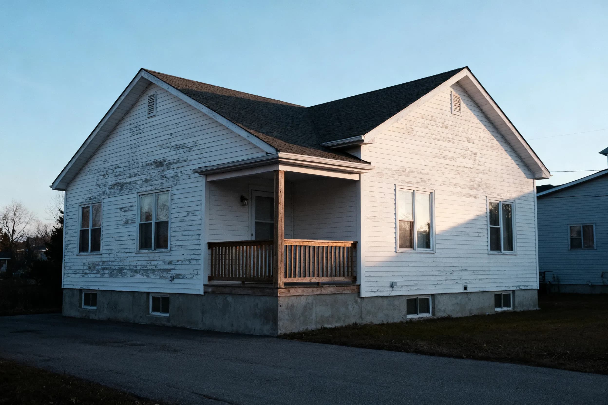 Cash home purchase, Ottawa, Ontario Detached home on an Ottawa, Ontario street — the kind of Centretown, the Glebe, Westboro, Kanata, Barrhaven, or Orléans property Canadian Home Buyers purchases for cash, as-is.
