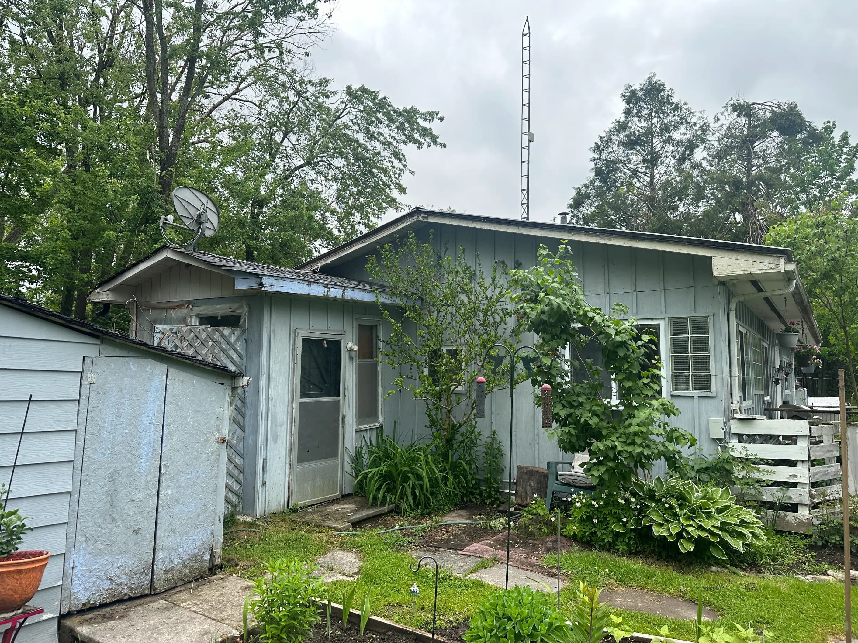 Cash home purchase, Spruce Grove, Alberta Detached single-family home on a treed lot in Spruce Grove, Alberta — the kind of as-is property Canadian Home Buyers purchases for cash.
