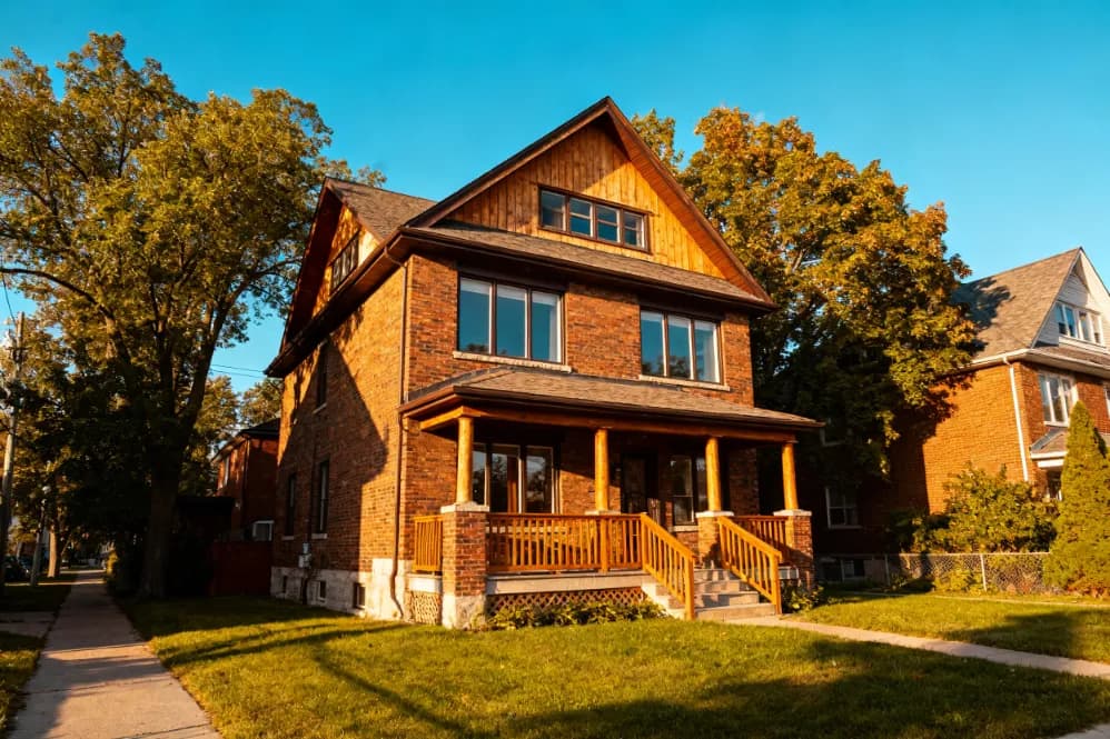 Cash home purchase, Whitby, Ontario Detached home on a Whitby, Ontario street — the kind of Downtown Whitby, Brooklin, Port Whitby, Pringle Creek, or Lynde Creek property Canadian Home Buyers purchases for cash, as-is.